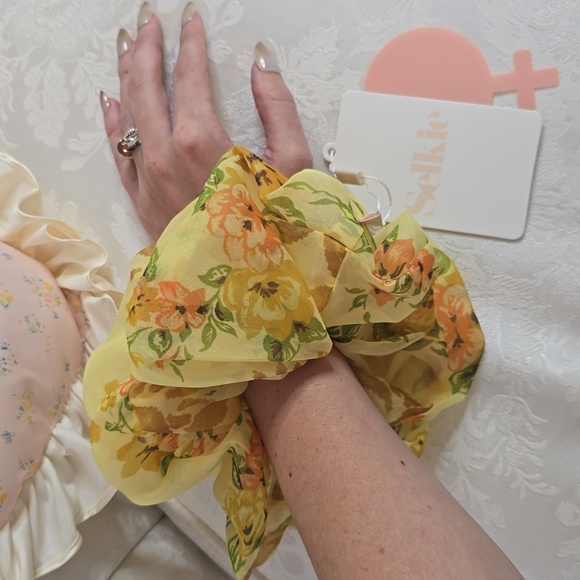 NWT Selkie The Creme Brulee Scrunchie OS Yellow - Picture 3 of 6